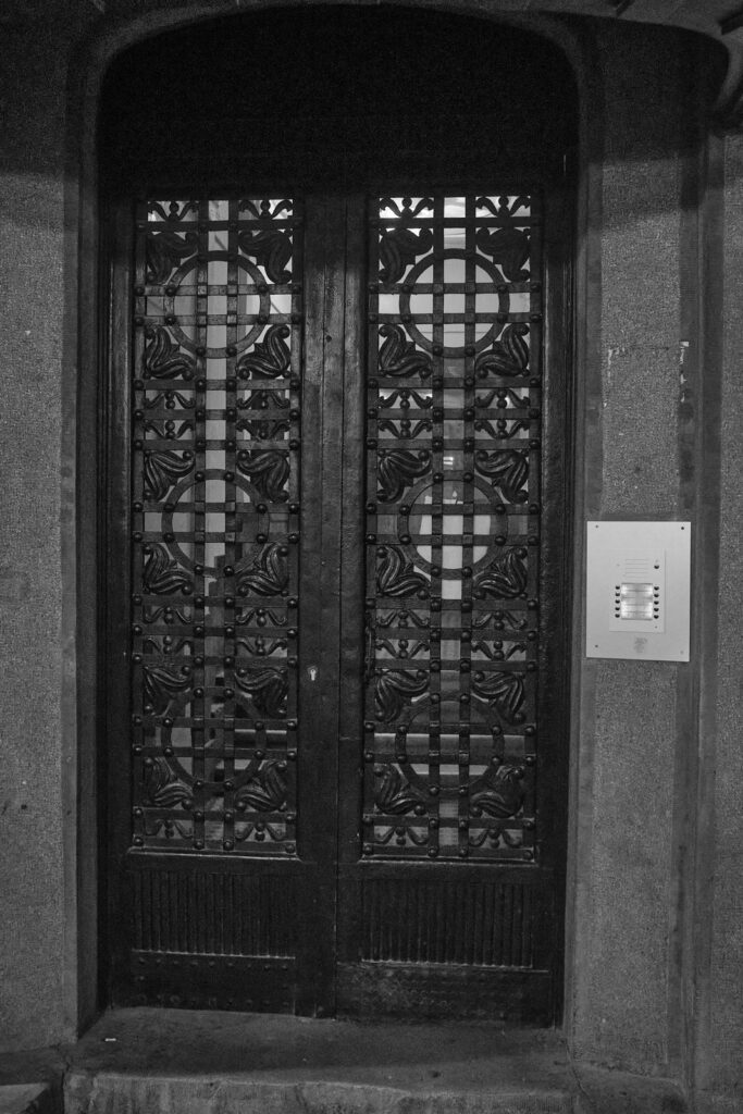 Black and white doorway or window detail in Belgrade, photo 4