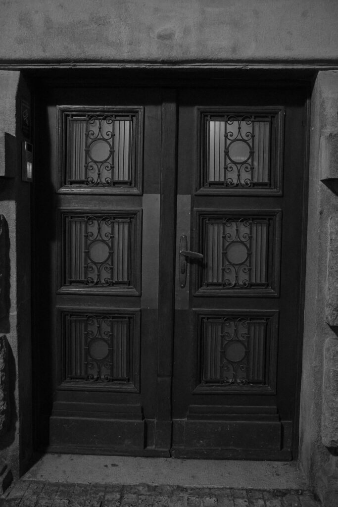 Black and white doorway or window detail in Belgrade, photo 19