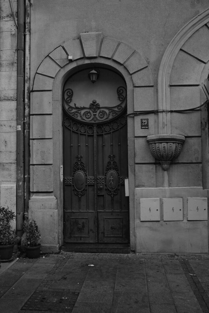 Black and white doorway or window detail in Belgrade, photo 27