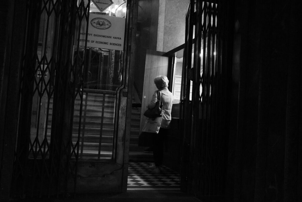Black and white street scene in Belgrade, photo 4