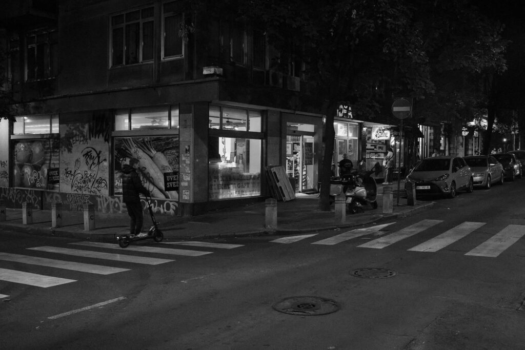 Black and white street scene in Belgrade, photo 8