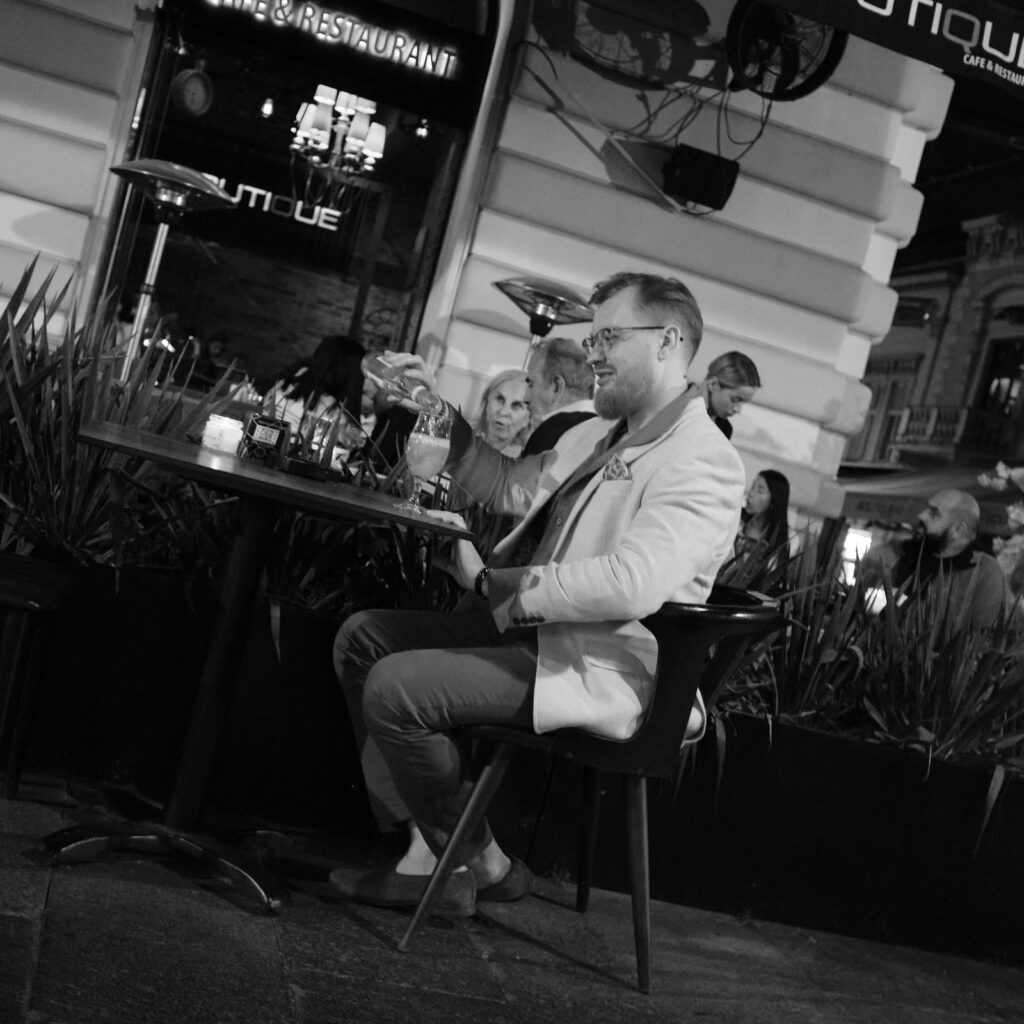 Black and white street scene in Belgrade, photo 9