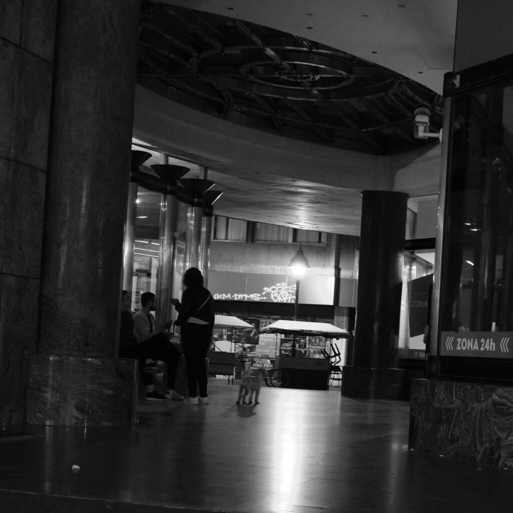 Black and white street scene in Belgrade, photo 10