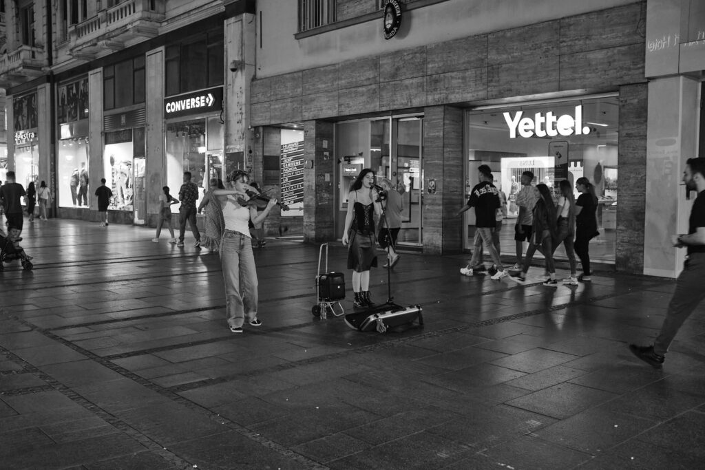 Black and white street scene in Belgrade, photo 14
