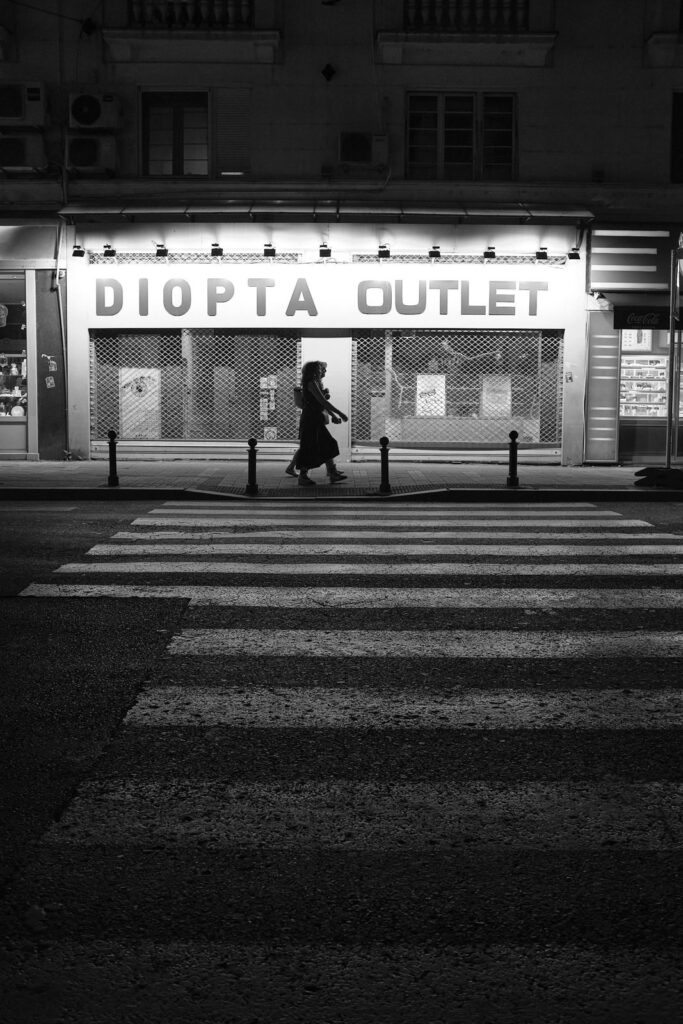Black and white street scene in Belgrade, photo 15