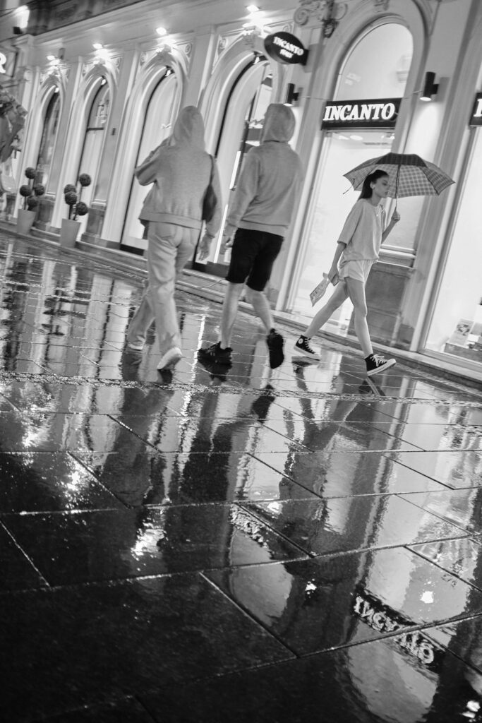 Black and white street scene in Belgrade, photo 18