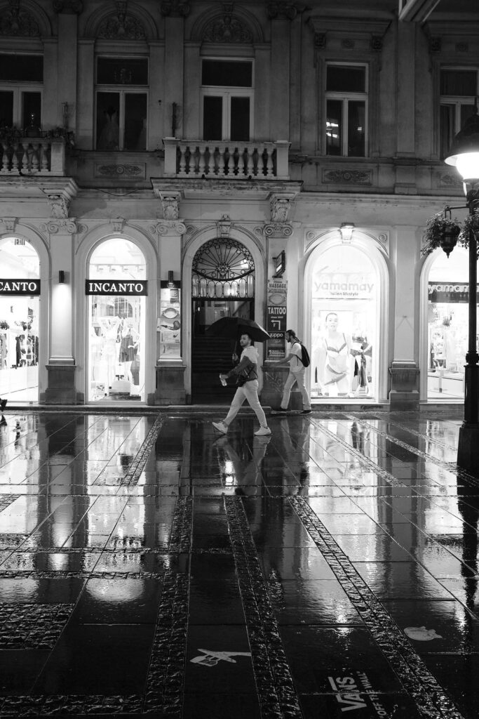 Black and white street scene in Belgrade, photo 19