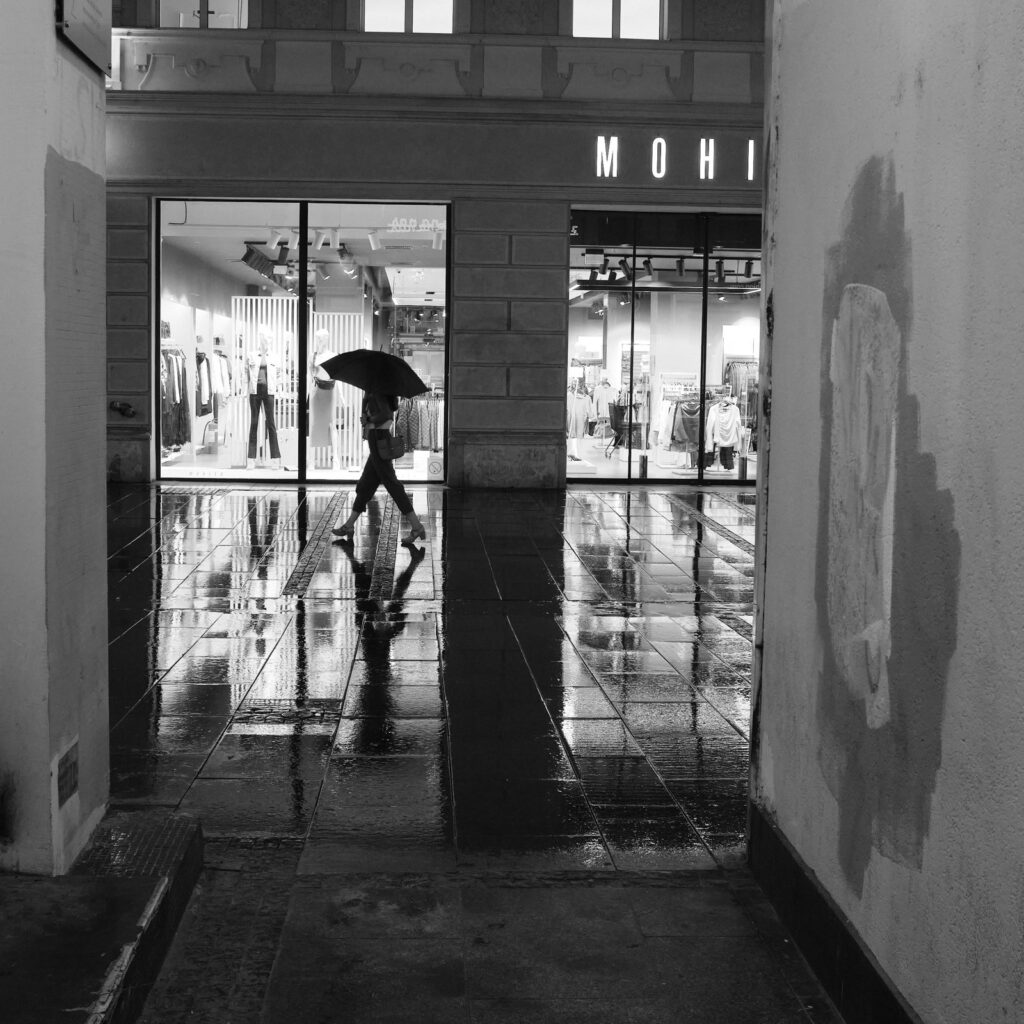 Black and white street scene in Belgrade, photo 20