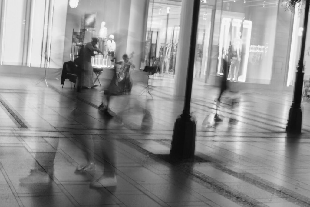 Black and white street scene in Belgrade, photo 23