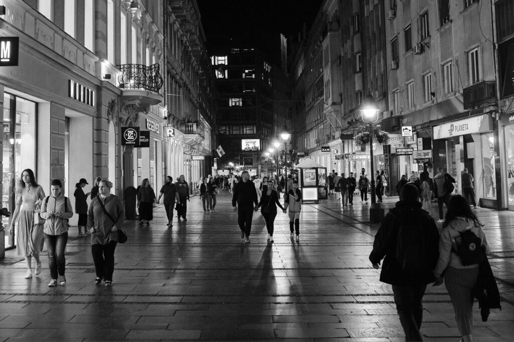 Black and white street scene in Belgrade, photo 25