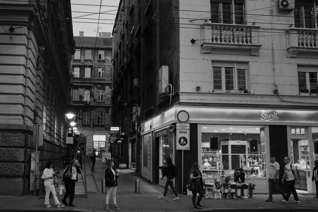Black and white street scene in Belgrade, photo 27