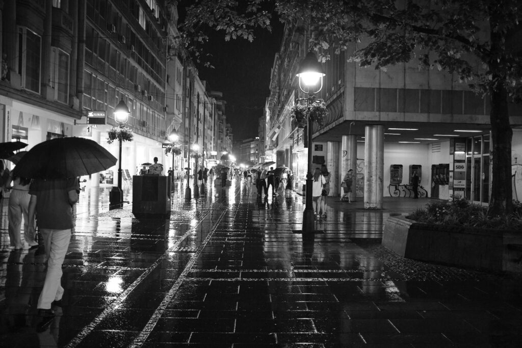 Black and white street scene in Belgrade, photo 28