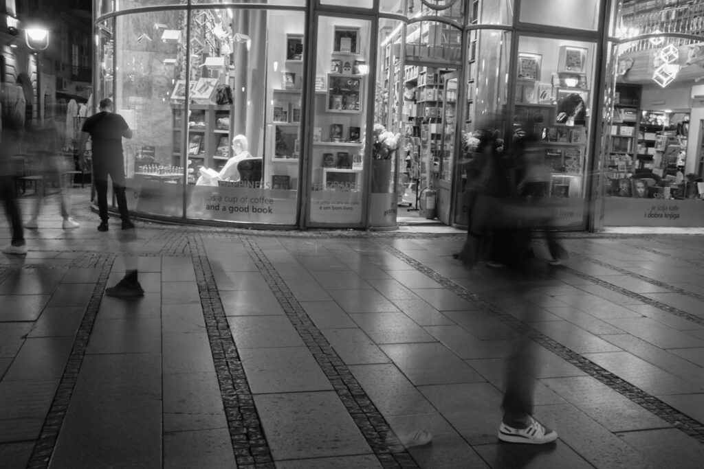 Black and white street scene in Belgrade, photo 30