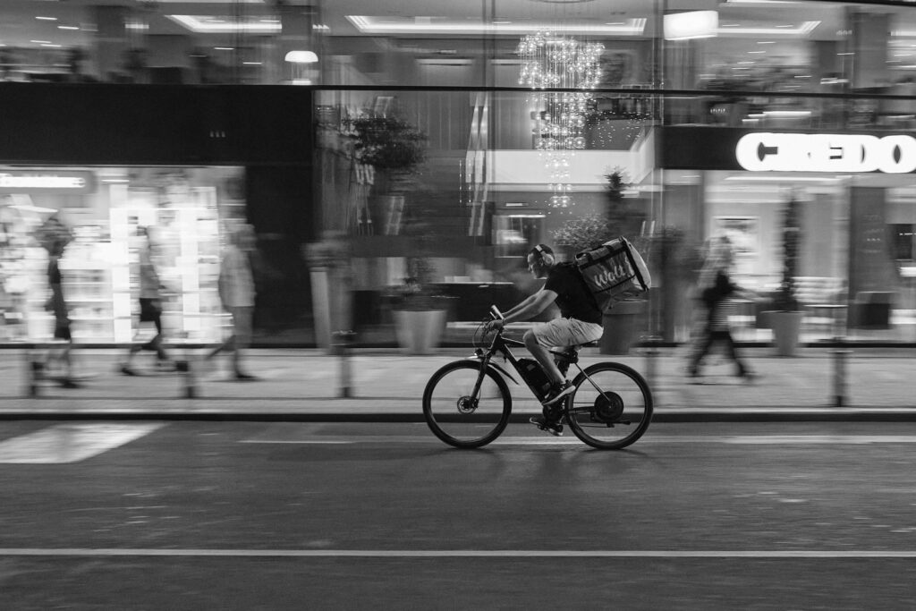 Black and white street scene in Belgrade, photo 31