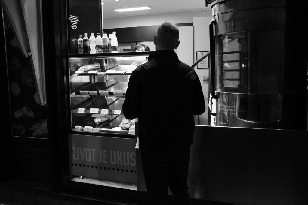 Black and white street scene in Belgrade, photo 32